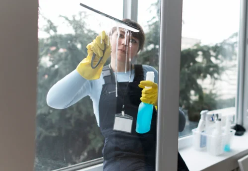 Nettoyage de vitres intérieures et extérieures à Lombreuil